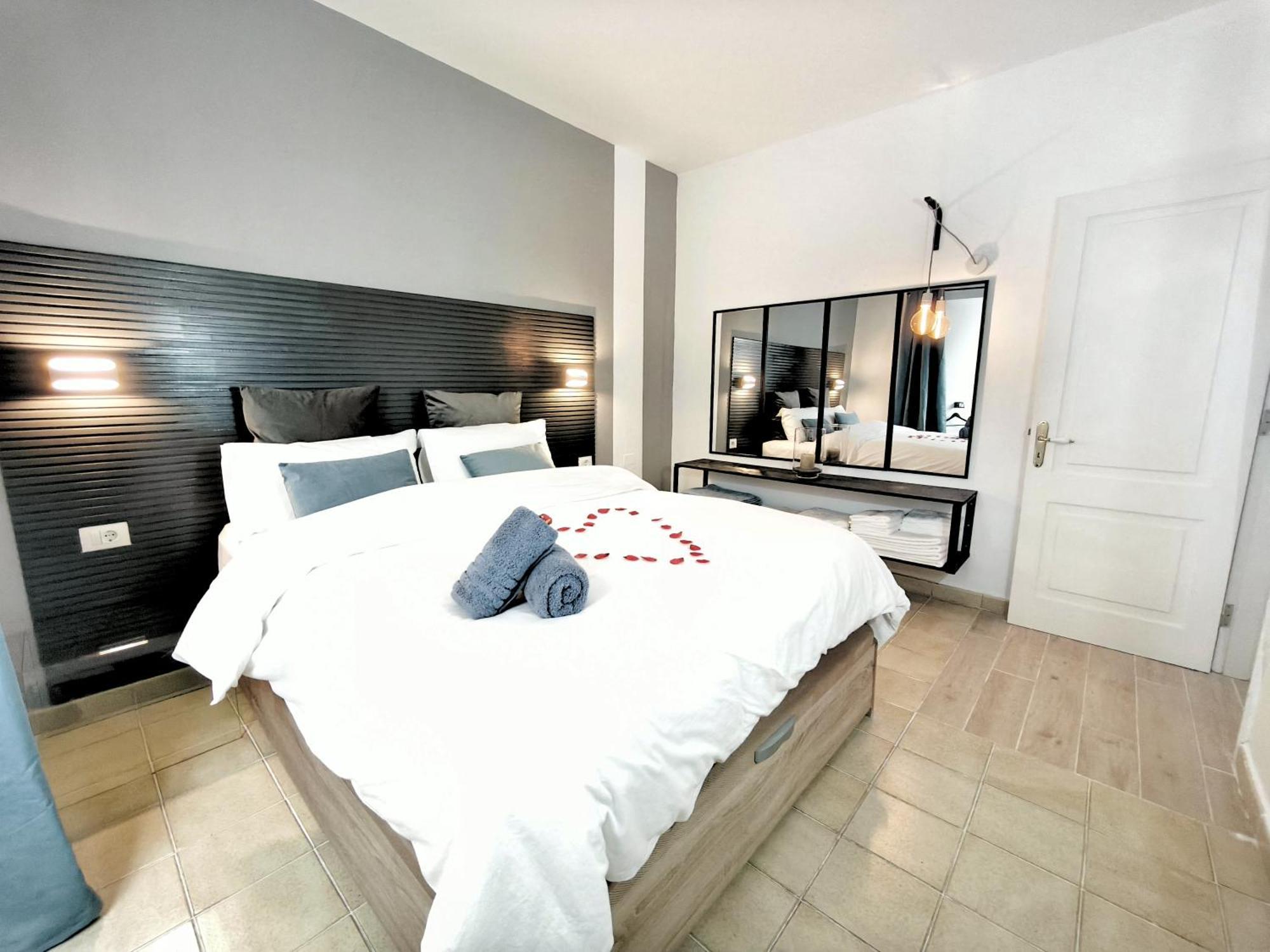 Vakantiehuis Rooftop Pamro - Private Jacuzzi - Fitness Area - Free Wifi - Air Conditioner - Pool - Modern & Comfortable - Sunnygolf *