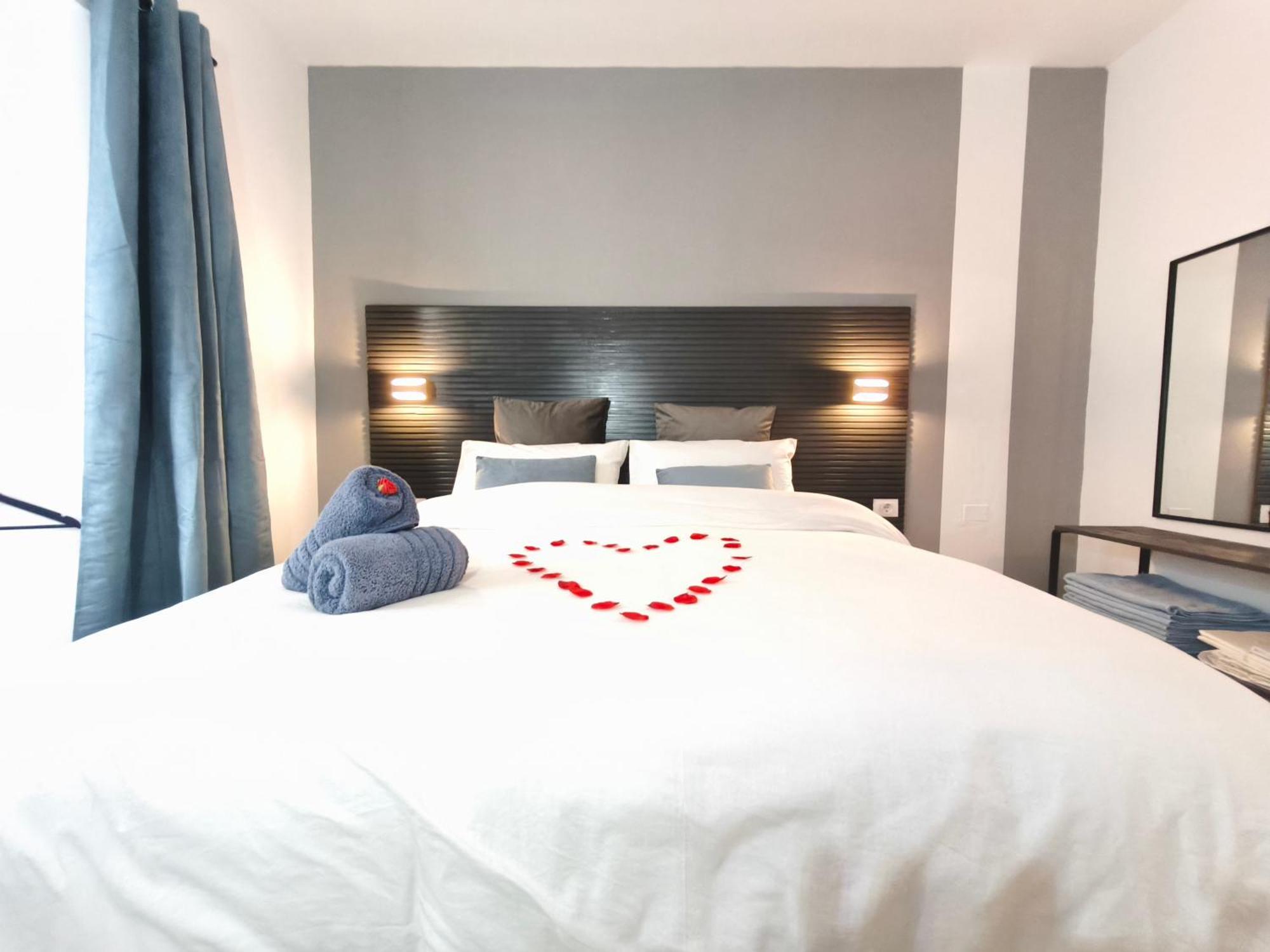 Rooftop Pamro - Private Jacuzzi - Fitness Area - Free Wifi - Air Conditioner - Pool - Modern & Comfortable - Sunnygolf Vakantiehuis *