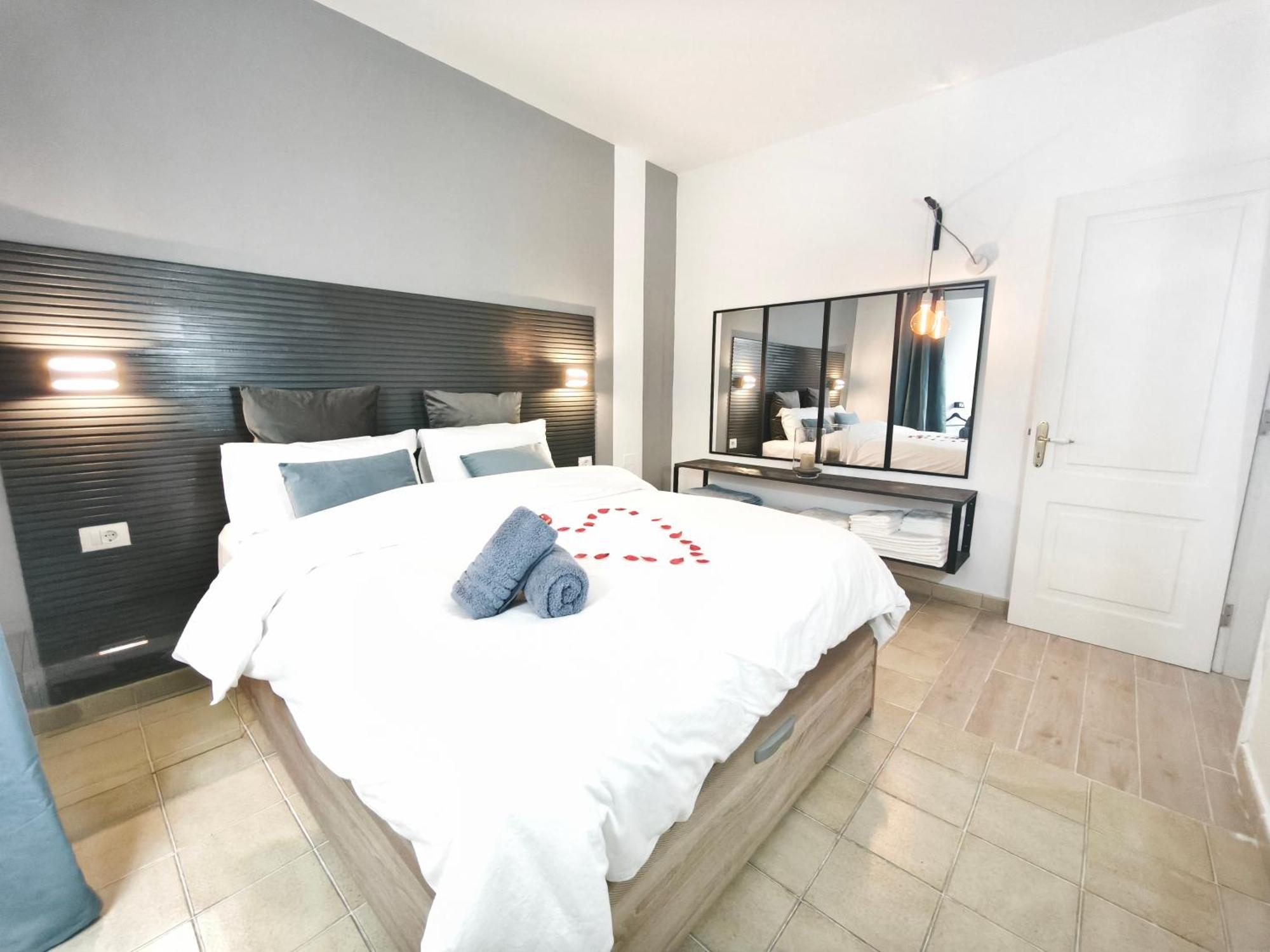 Vakantiehuis Rooftop Pamro - Private Jacuzzi - Fitness Area - Free Wifi - Air Conditioner - Pool - Modern & Comfortable - Sunnygolf *