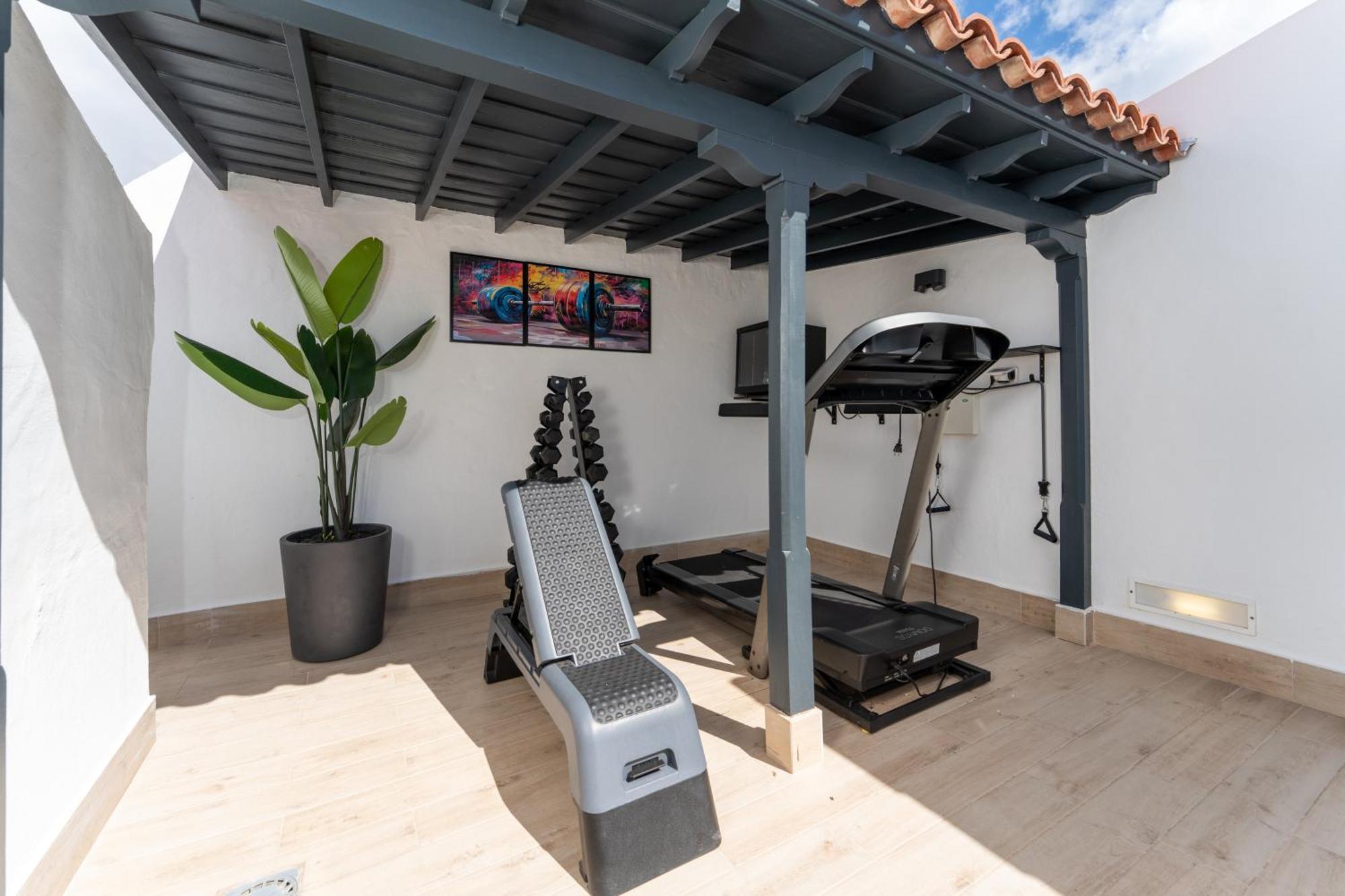 Vakantiehuis Rooftop Pamro - Private Jacuzzi - Fitness Area - Free Wifi - Air Conditioner - Pool - Modern & Comfortable - Sunnygolf