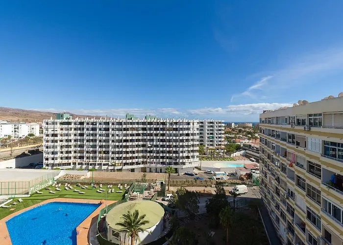 Top Floor Sea View Central Holiday Home