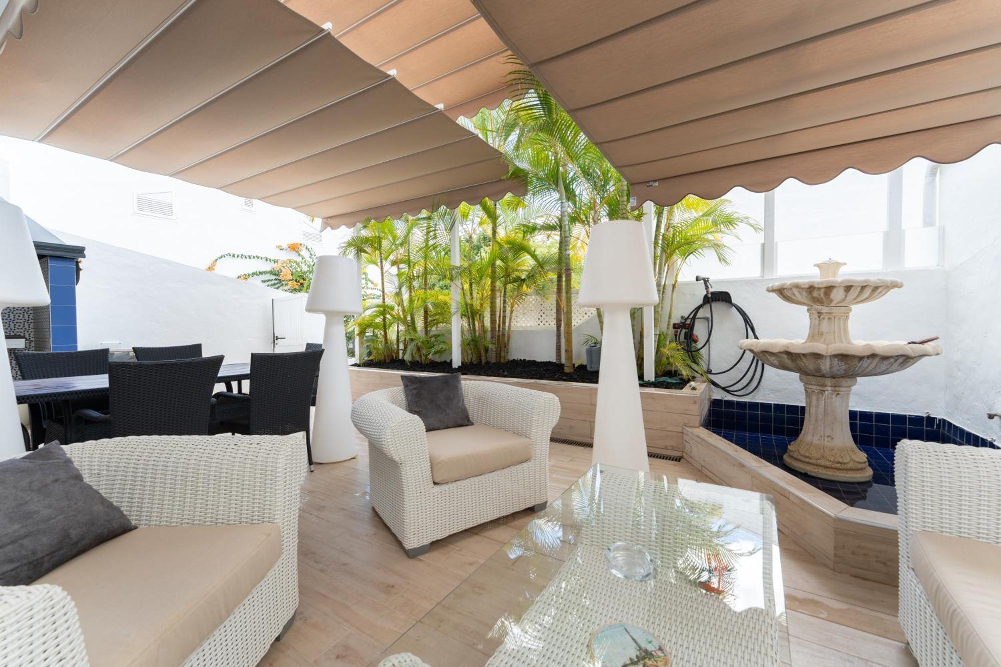 Case de vacanță Rooftop Pamro - Private Jacuzzi - Fitness Area - Free Wifi - Air Conditioner - Pool - Modern & Comfortable - Sunnygolf *