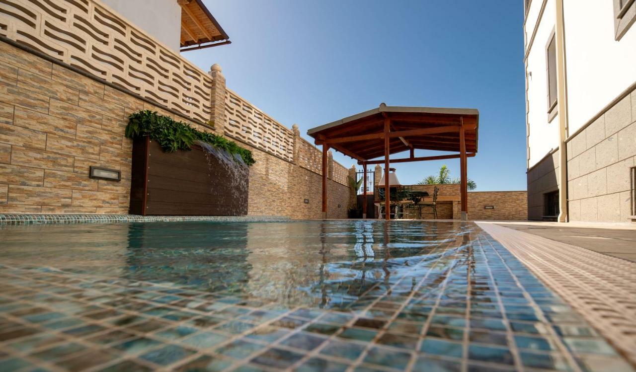 Villa, Private Heated Pool And Jacuzzi . Villa