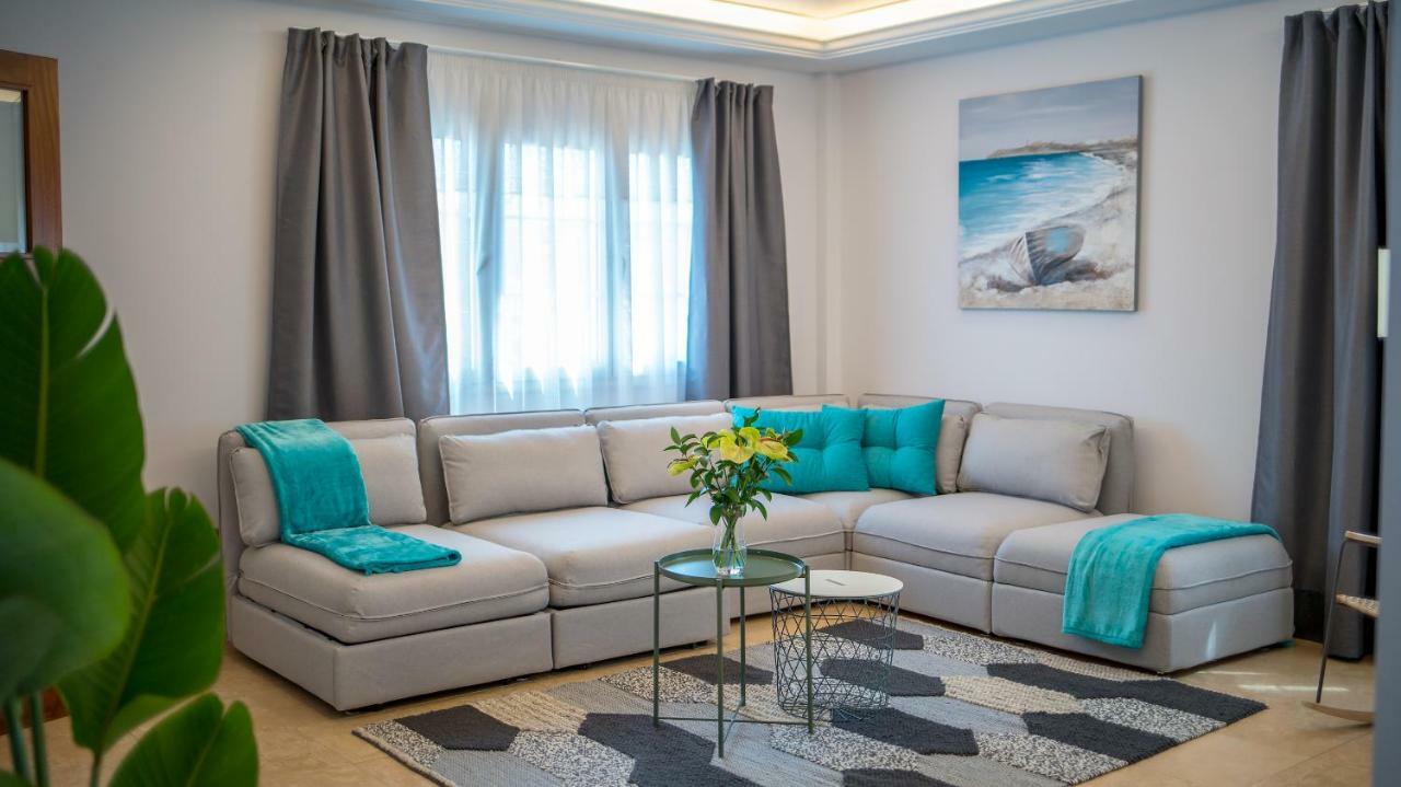 Villa Villa, Private Heated Pool And Jacuzzi .