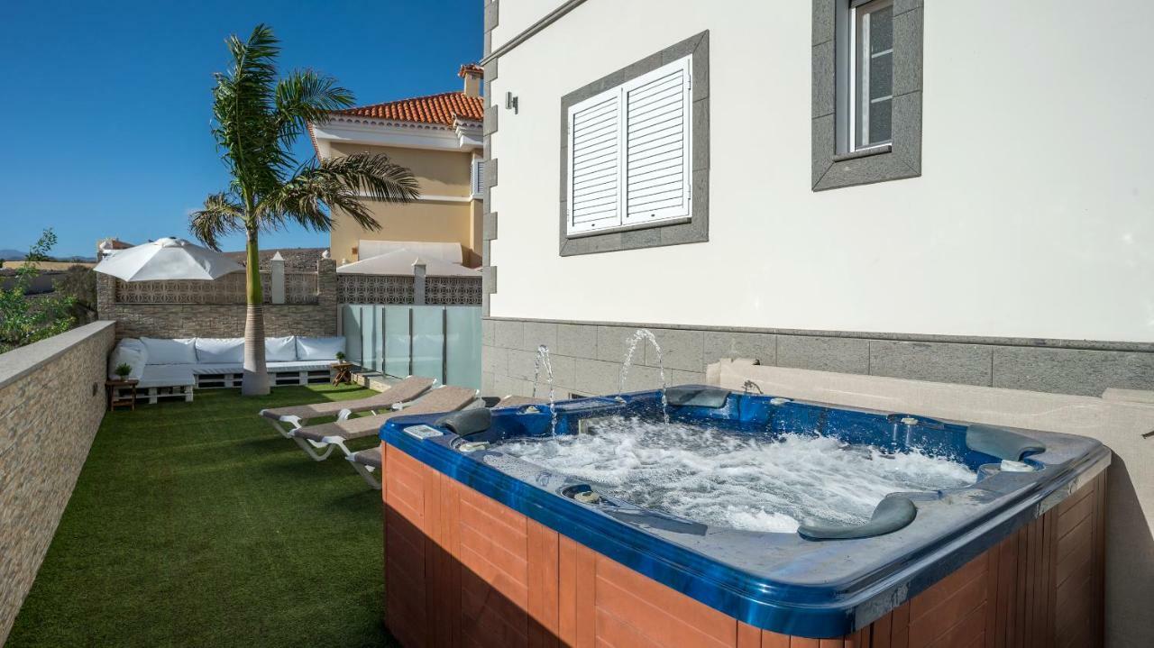 Villa Villa, Private Heated Pool And Jacuzzi .