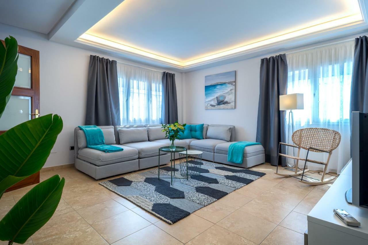 Villa, Private Heated Pool And Jacuzzi . Villa