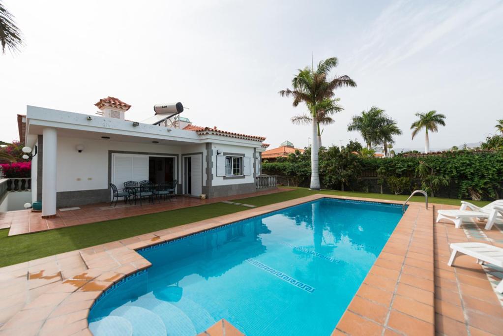 Cosmos Con Gran Piscina Y Jardin Privado Villa