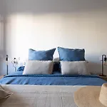 Pharus: Retro Beach Home