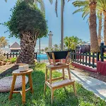 Pharus: Retro Beach Home