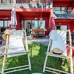Pharus: Retro Beach Home