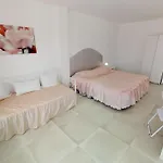 Vivienda Vacacional Las Buganvillas - Villa Espaciosa En Zona Comoda Y Tranquila