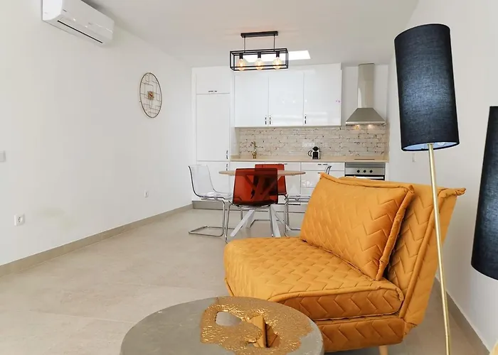 Stylish 2 Bedroom Bungalow By Pride Holiday Rentals
