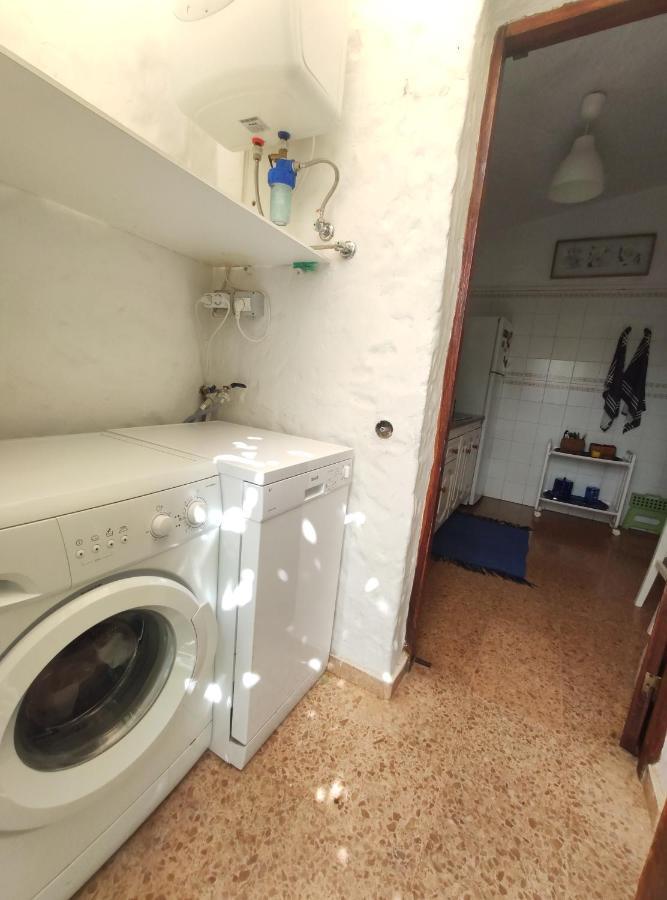 Lovely 2 Bedroom With Parking *