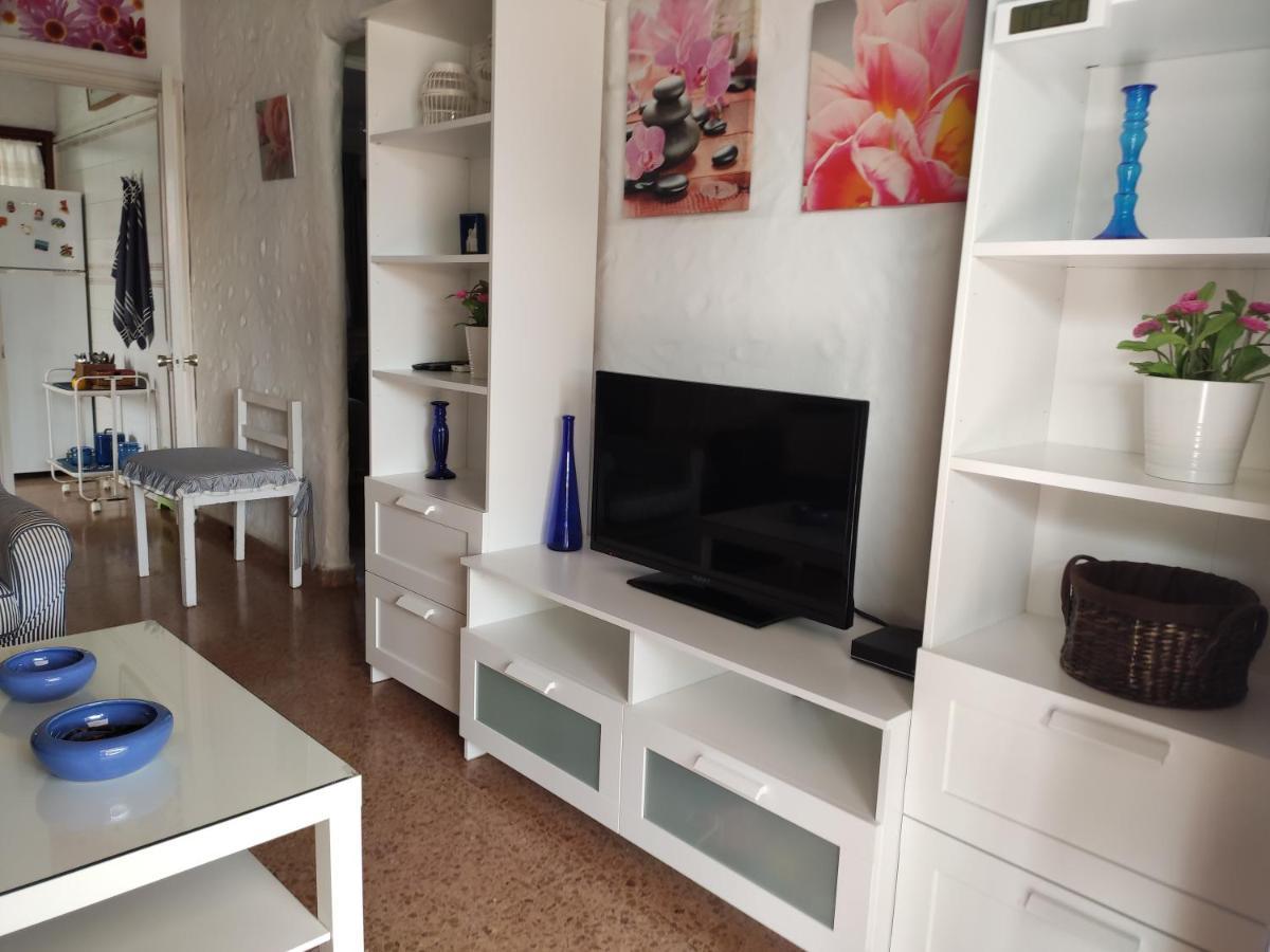 Lovely 2 Bedroom With Parking *