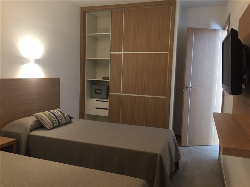Hotel Leones