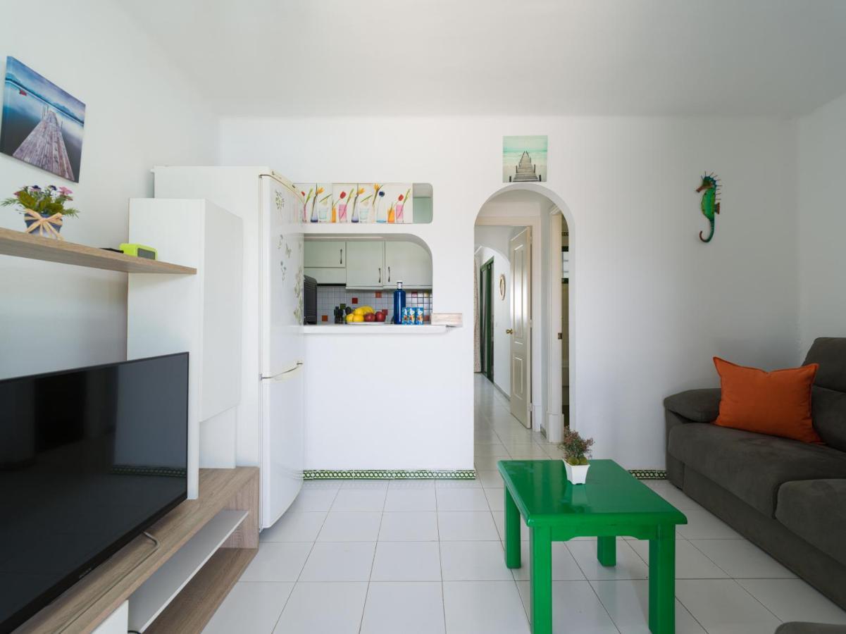 Ferienhaus Homeforguest Bungalow Vista Golf Con Terraza Y Piscina