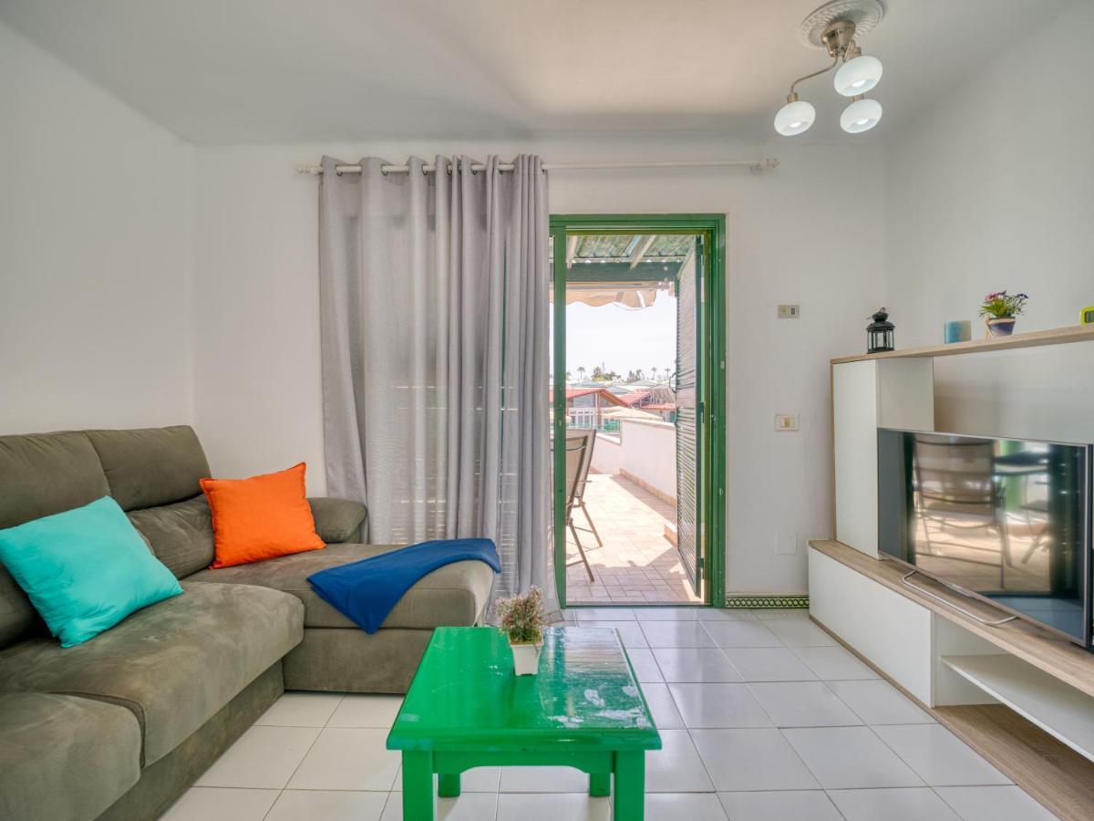 Ferienhaus Homeforguest Bungalow Vista Golf Con Terraza Y Piscina