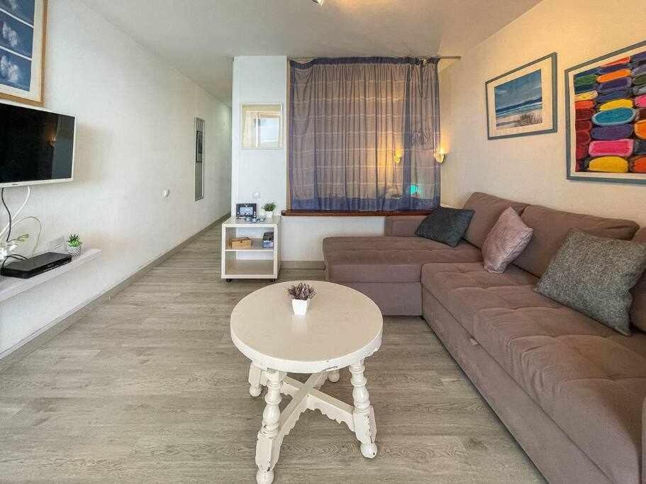 Ocean Front Apartment! Free Wifi!
