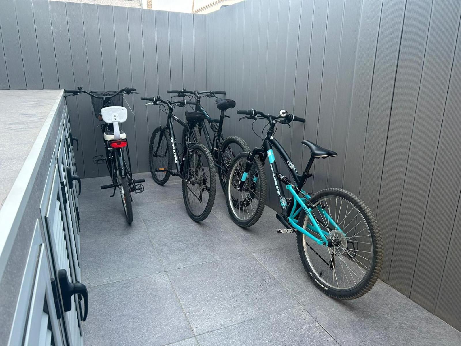 Moderno Con Bicicletas