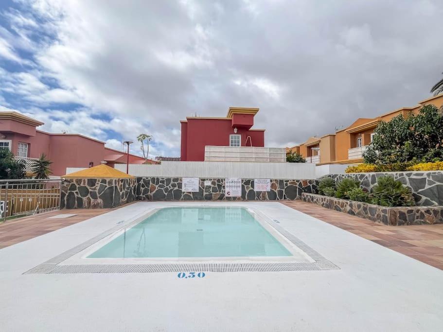 Con Terraza Y Piscina