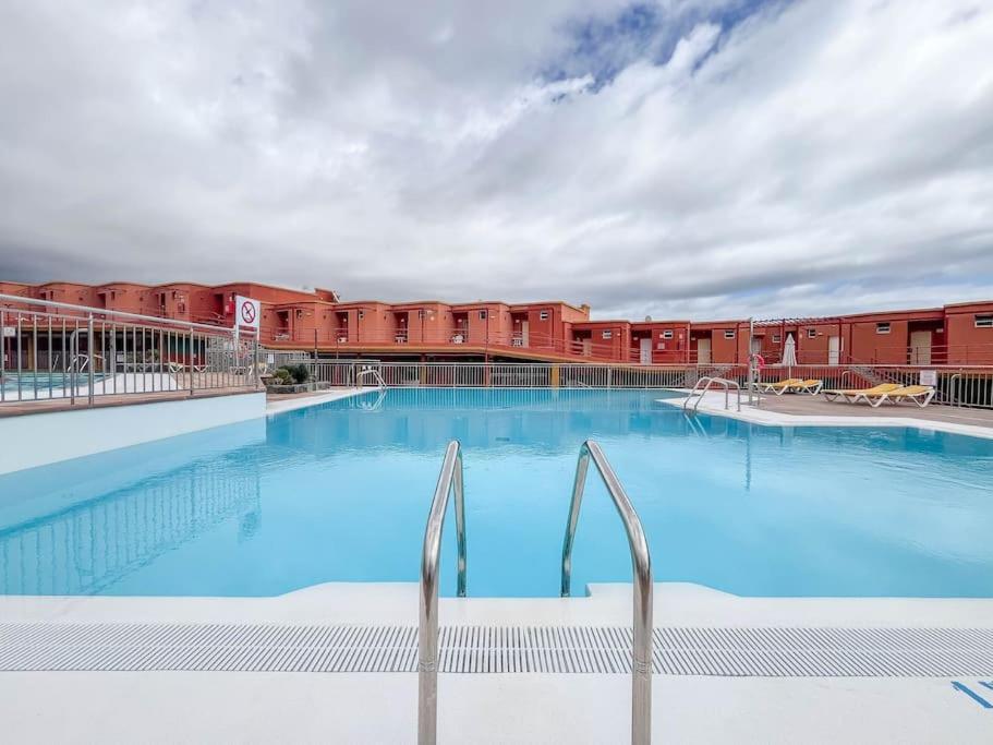 Con Terraza Y Piscina Apartment *