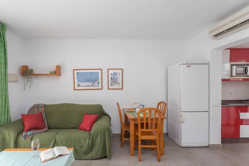 Con Terraza Y Piscina Apartment *