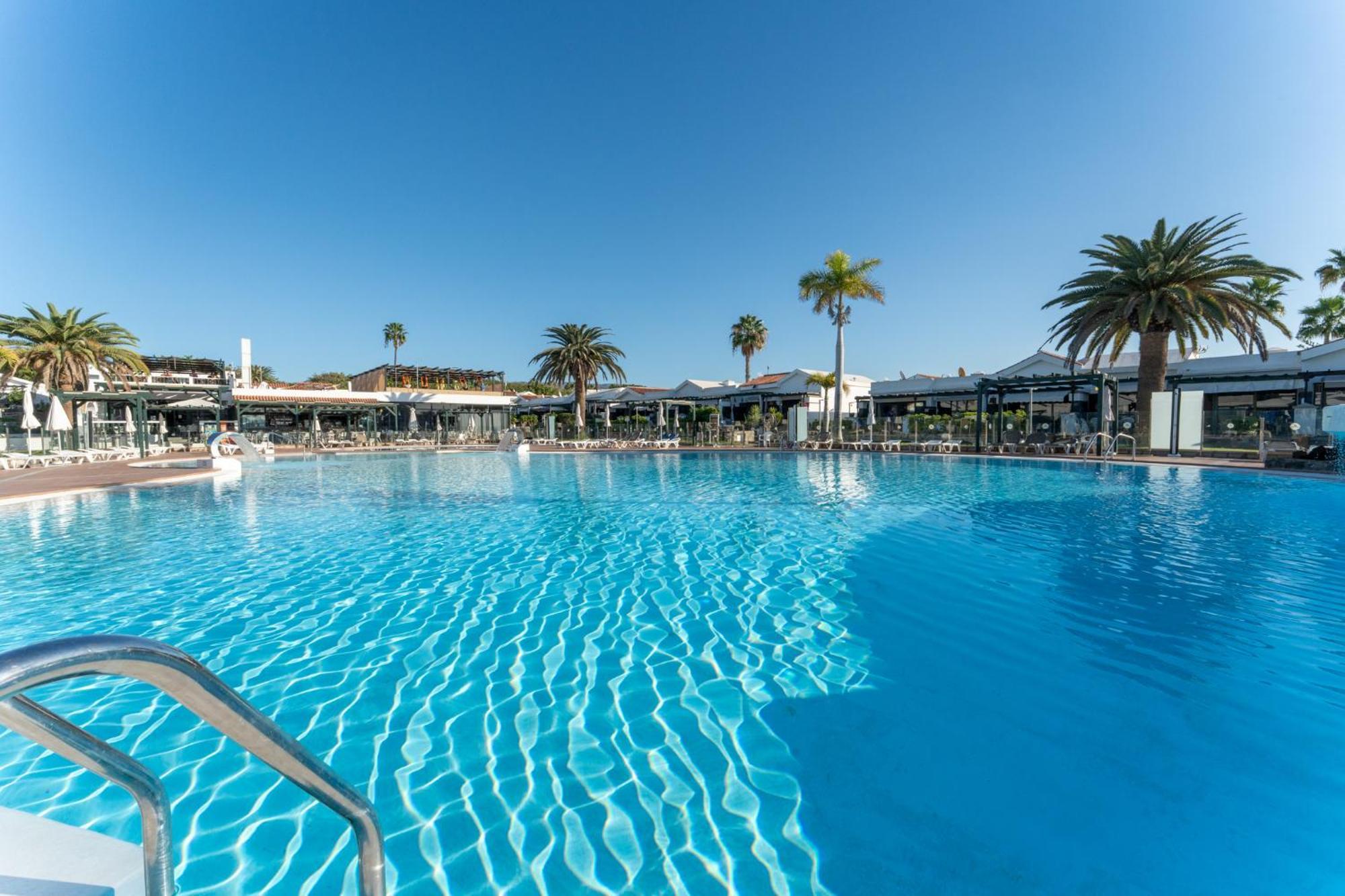 Luxury Poolside *