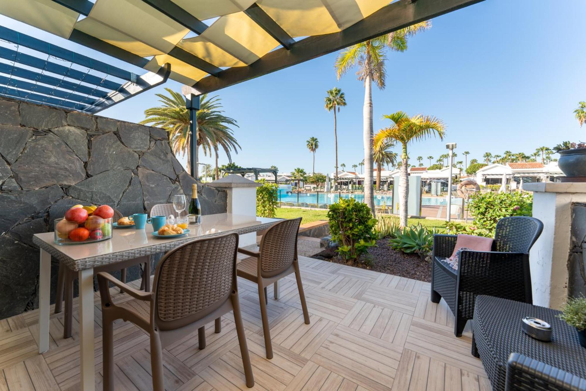 Luxury Poolside Holiday home *