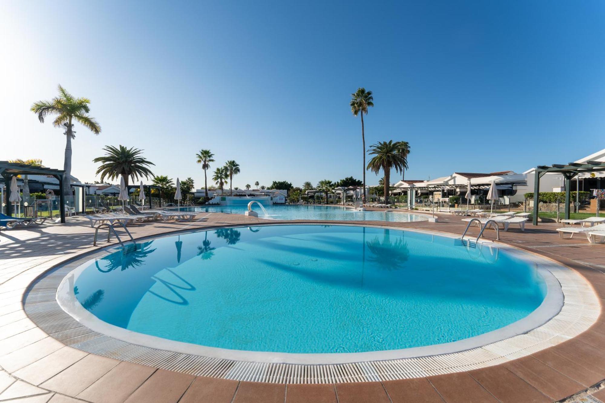 Luxury Poolside *