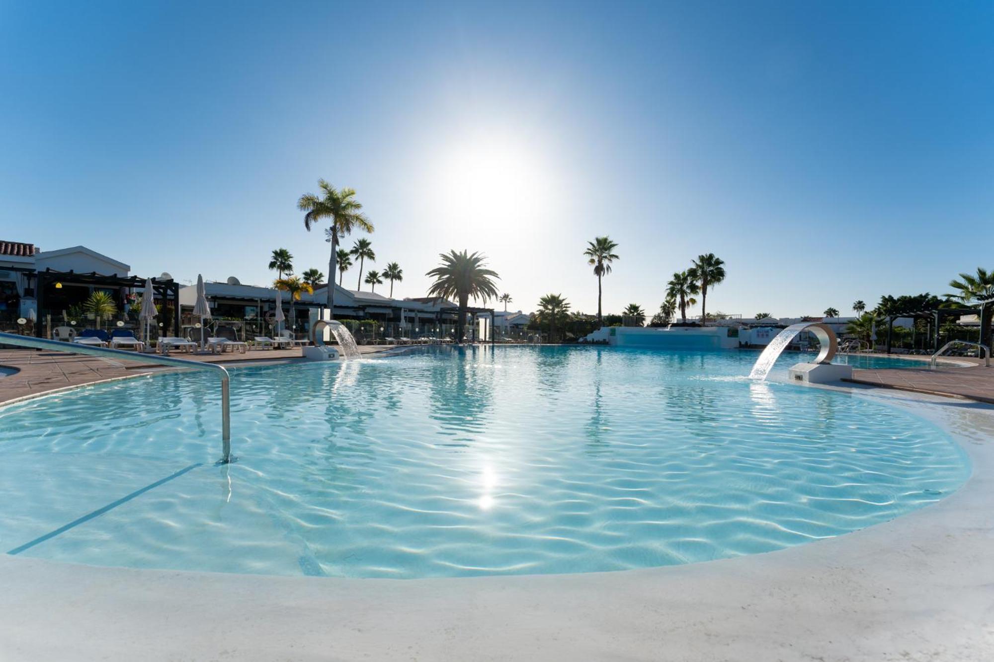 Luxury Poolside *