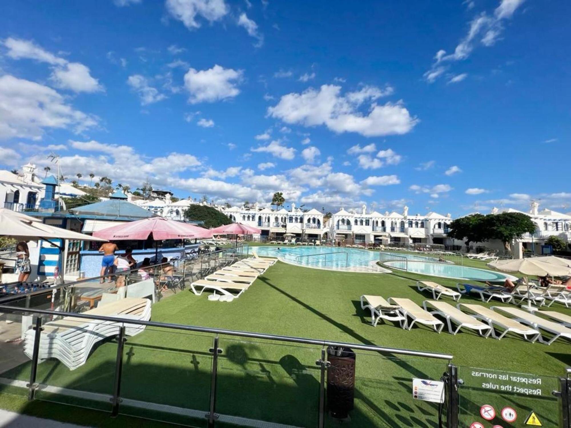 Cozy Playmar 24 *