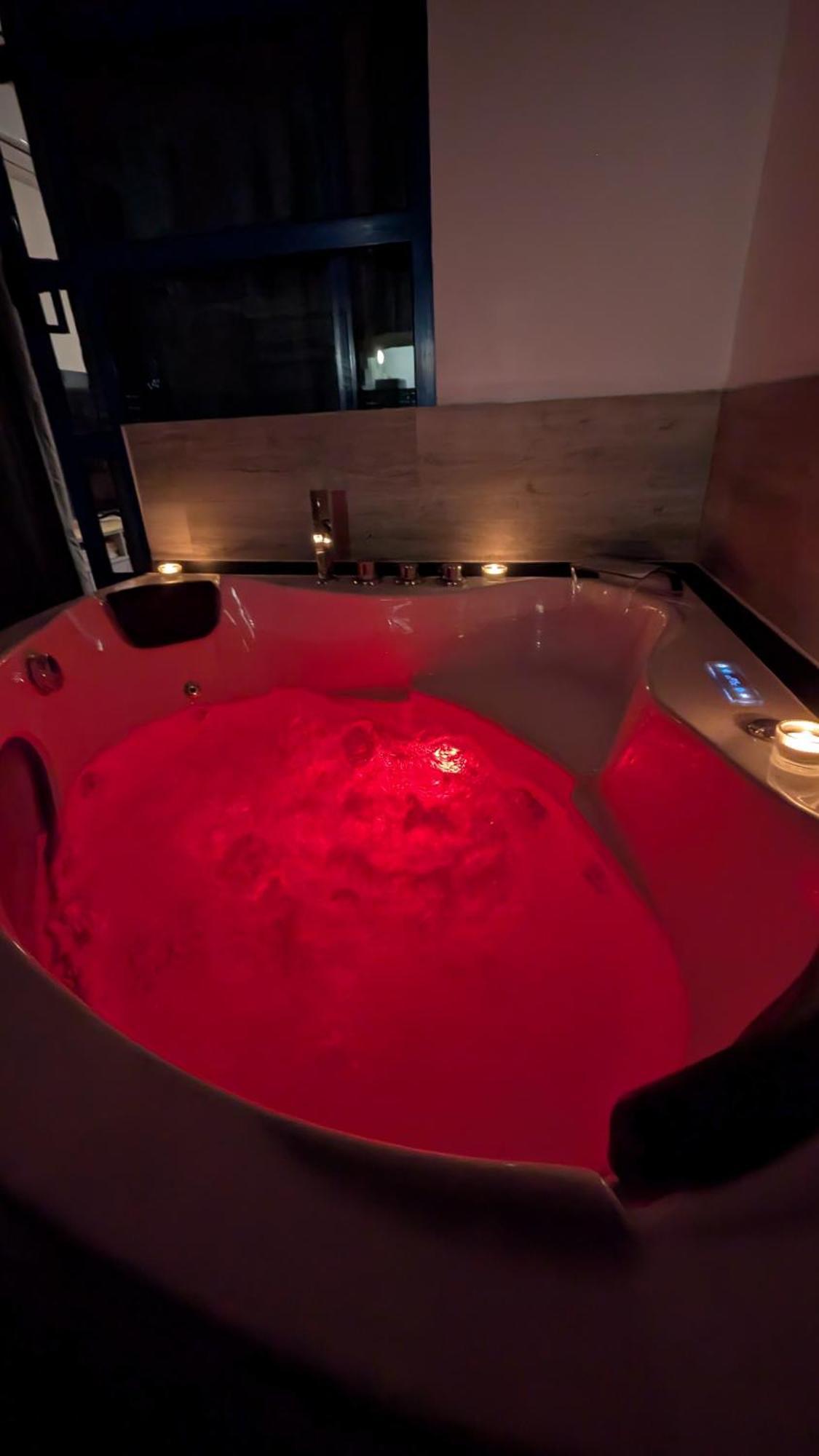 Ferienhaus Cosy With Terrace & Jacuzzi *