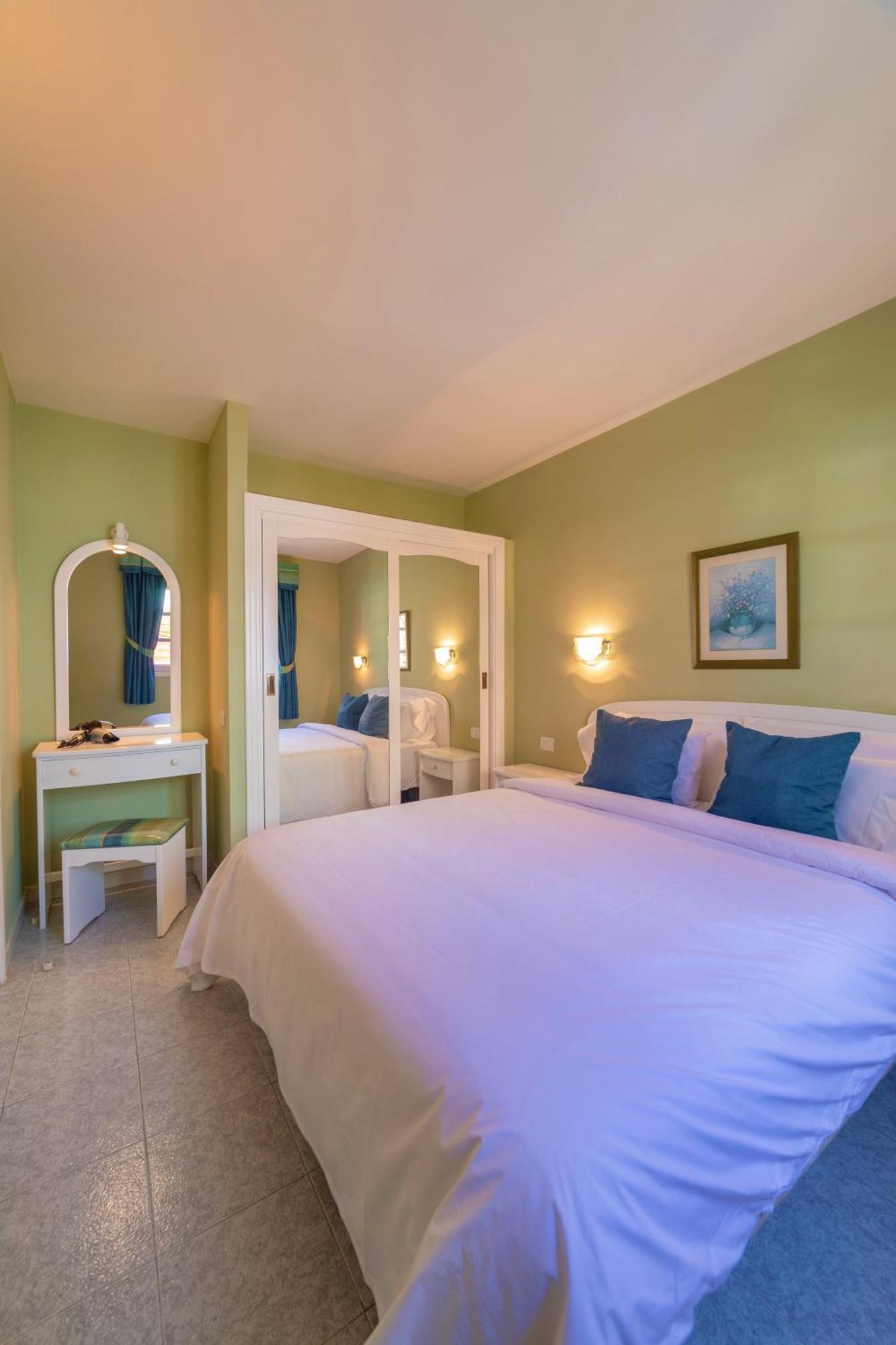 Aparthotel Club Vista Serena 3*