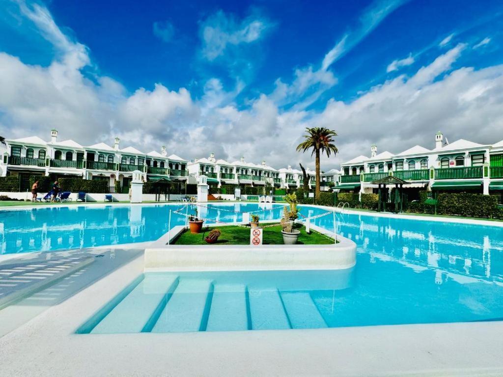 Paradise Sun & Pool Apartment