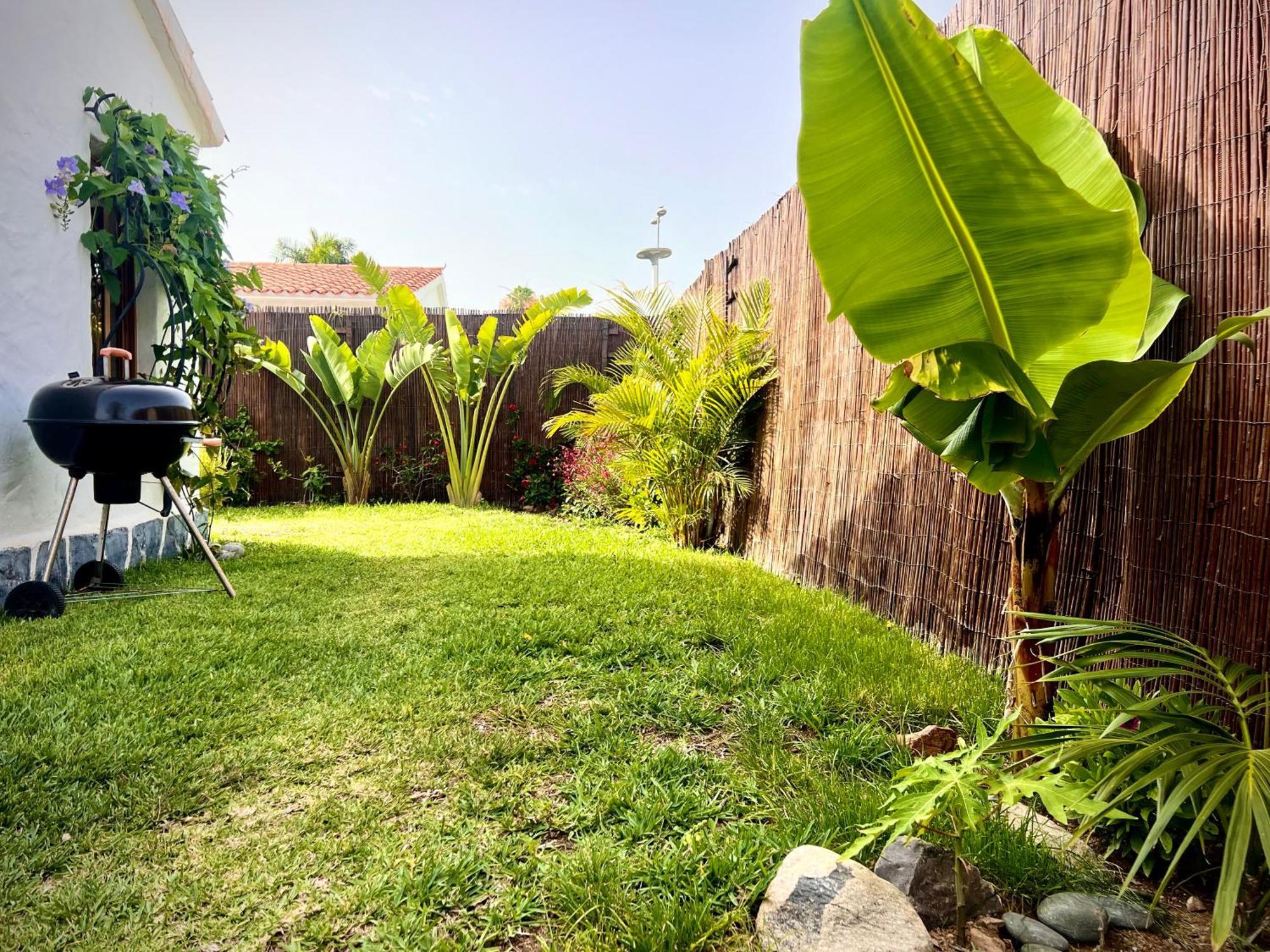 Buzzstays: 1-bed Bungalow, Garden, Near Yumbo & Huoneisto Maspalomas (Gran Canaria)