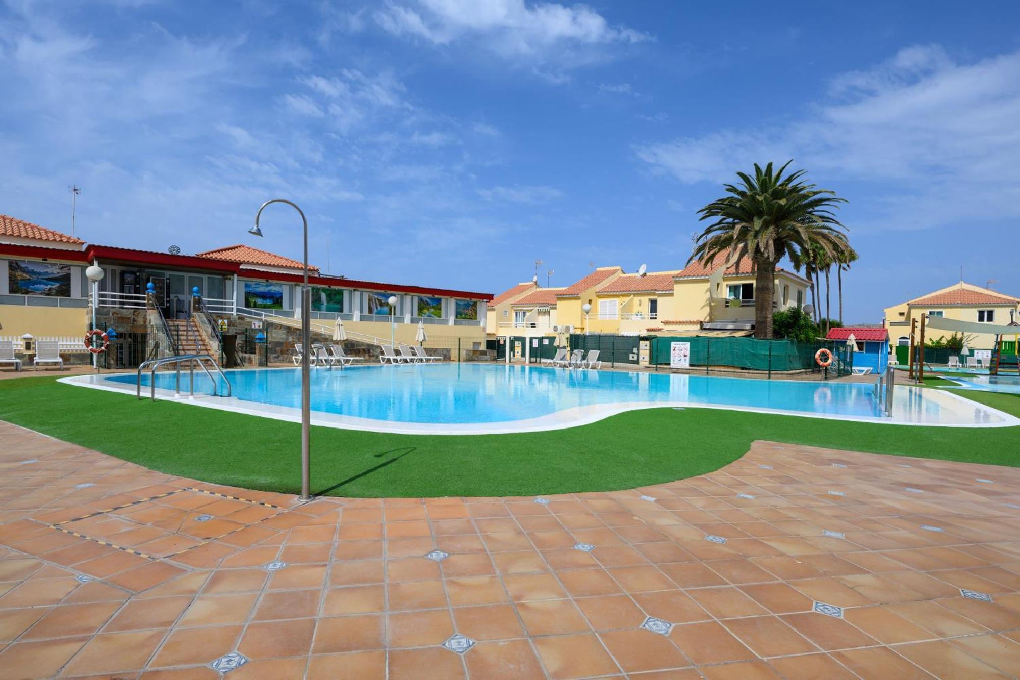 With Terrace Bbq Pool In *