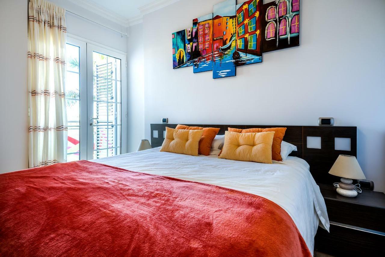 Villa, Private Heated Pool And Jacuzzi .