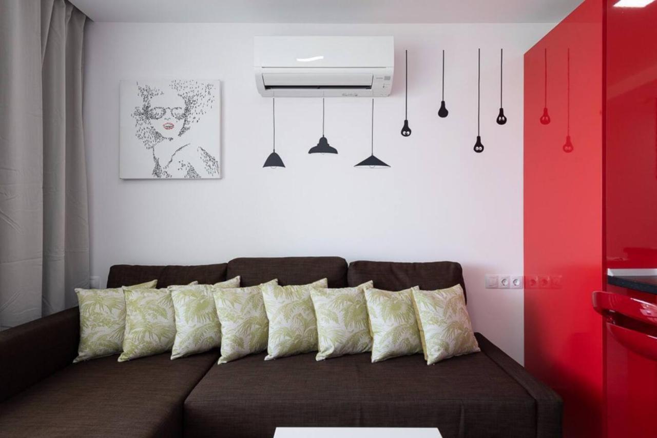 4 Minutes Walk From Yumbo Apartment *
