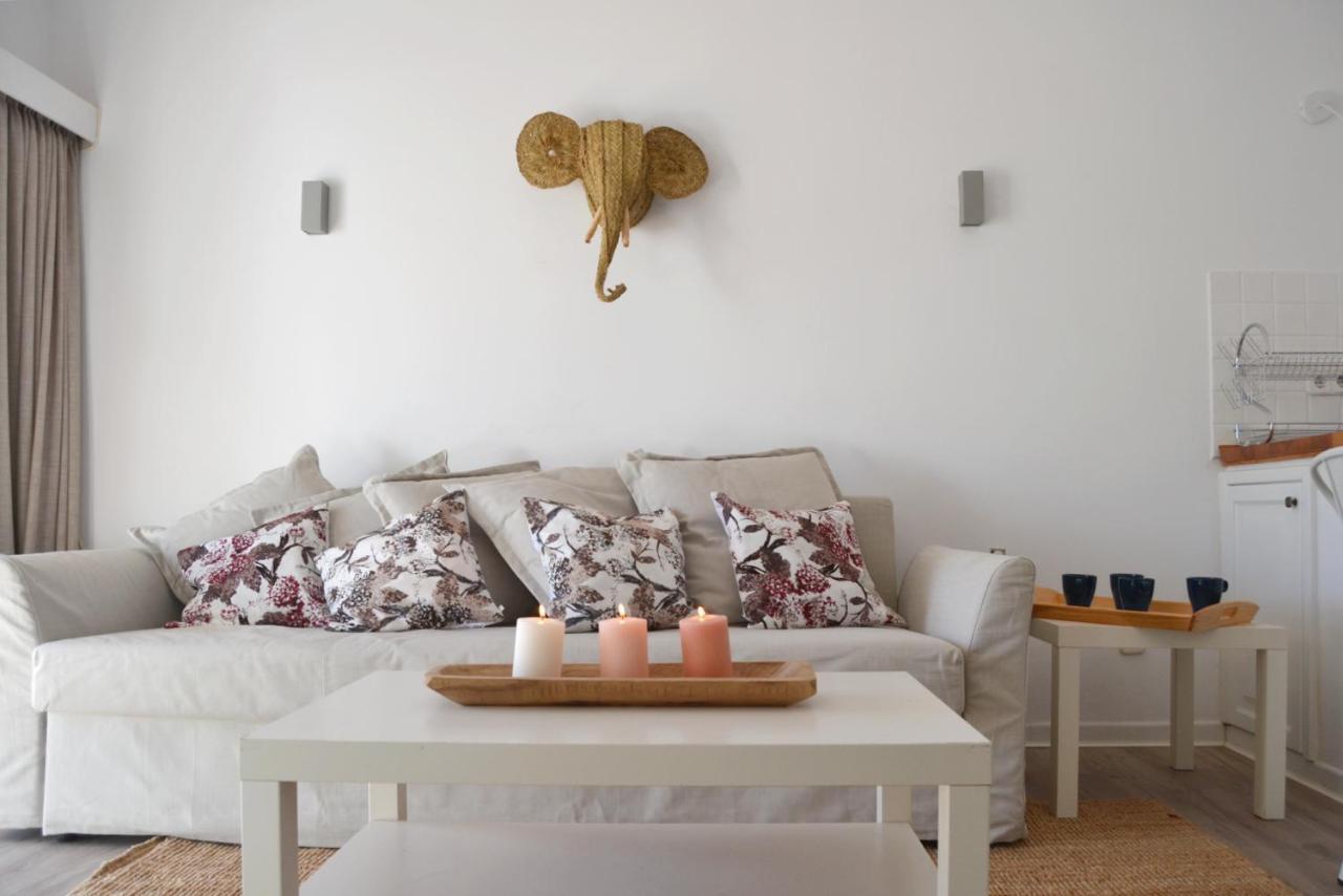 White Exclusive Bungalow. 2 Rooms, Garden & Pool. Holiday home *