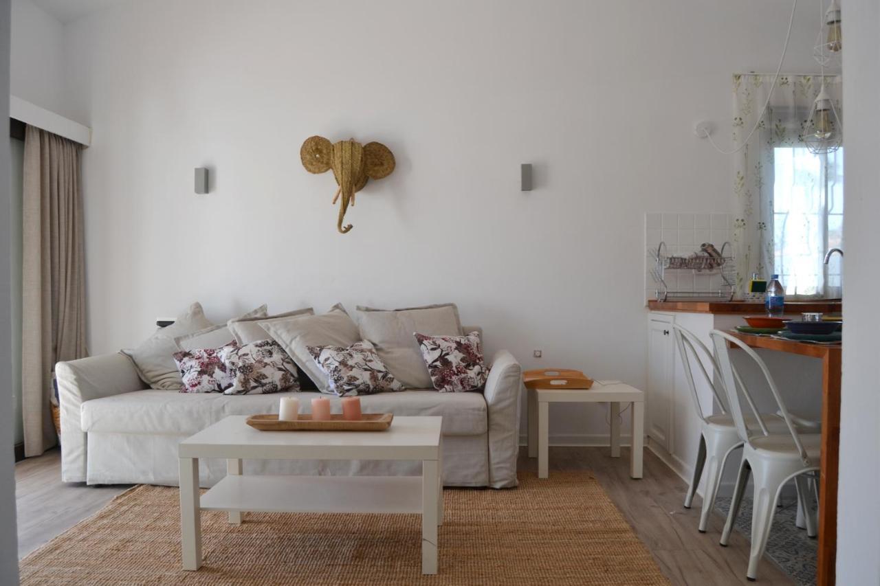 White Exclusive Bungalow. 2 Rooms, Garden & Pool. Holiday home