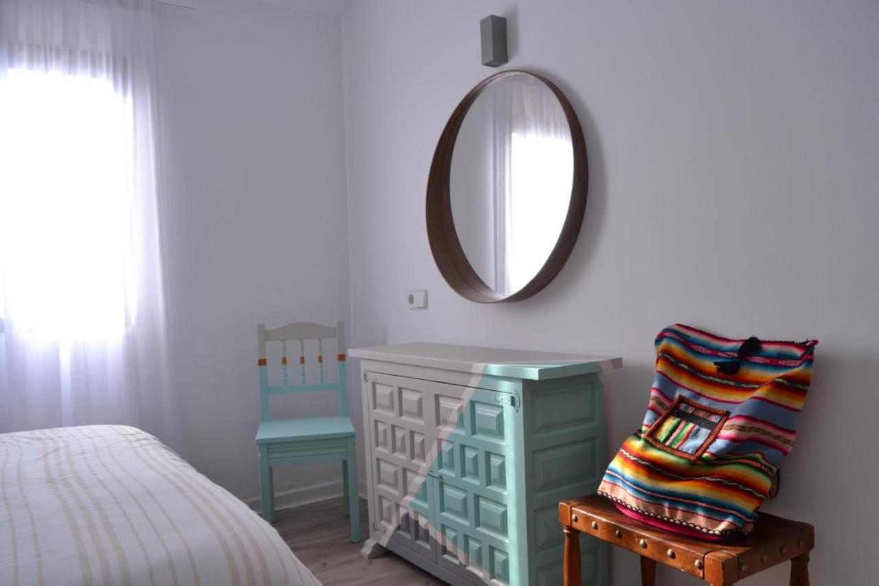 White Exclusive Bungalow. 2 Rooms, Garden & Pool. Case de vacanță *