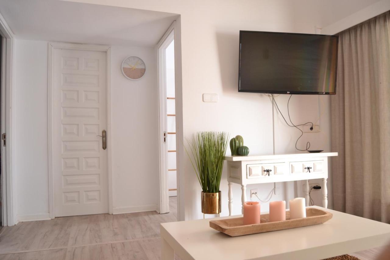 White Exclusive Bungalow. 2 Rooms, Garden & Pool. Case de vacanță